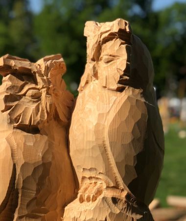 Zwei Holz-Eulen: Skulpturen von Künstlern an der Ostsee: Spektakuläre Ausstellung im Ostseeurlaub