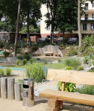 Liebevoll angelegte Minigolfbahn in grüner Anlage zentral in Zinnowitz – entspanntes Spielen im Ostseeurlaub