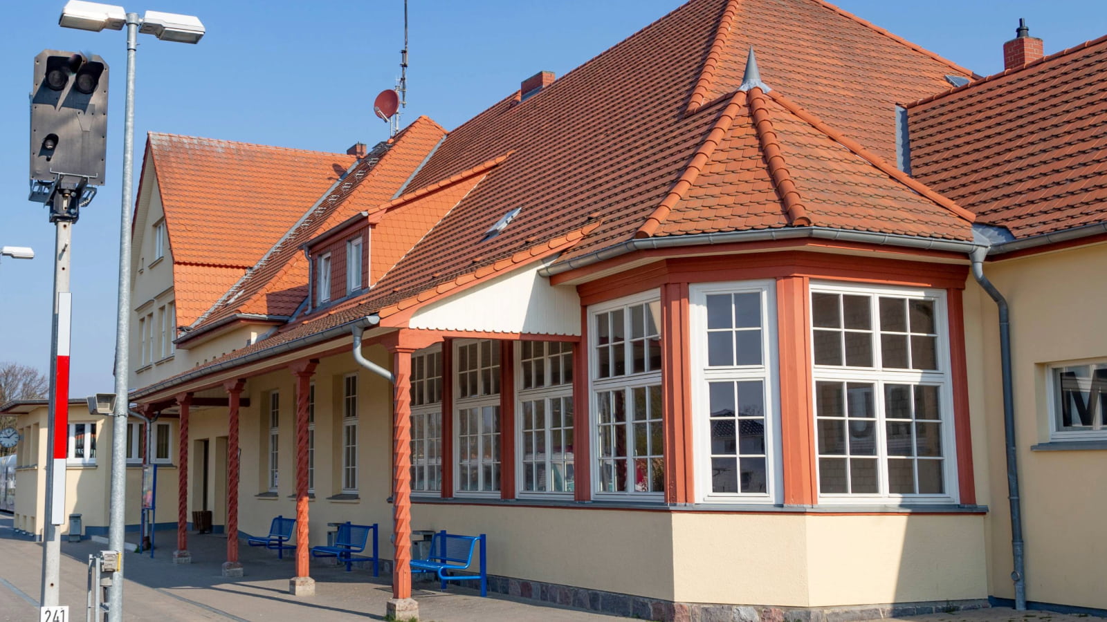 Heimat- und Eisenbahnmuseum im Bahnhof / Zinnowitz Historischer Bahnhof in Zinnowitz, in dem ihr das Heimat- und Eisenbahnmuseums besuchen könnt – spannende Einblicke in die Ostsee-Geschichte