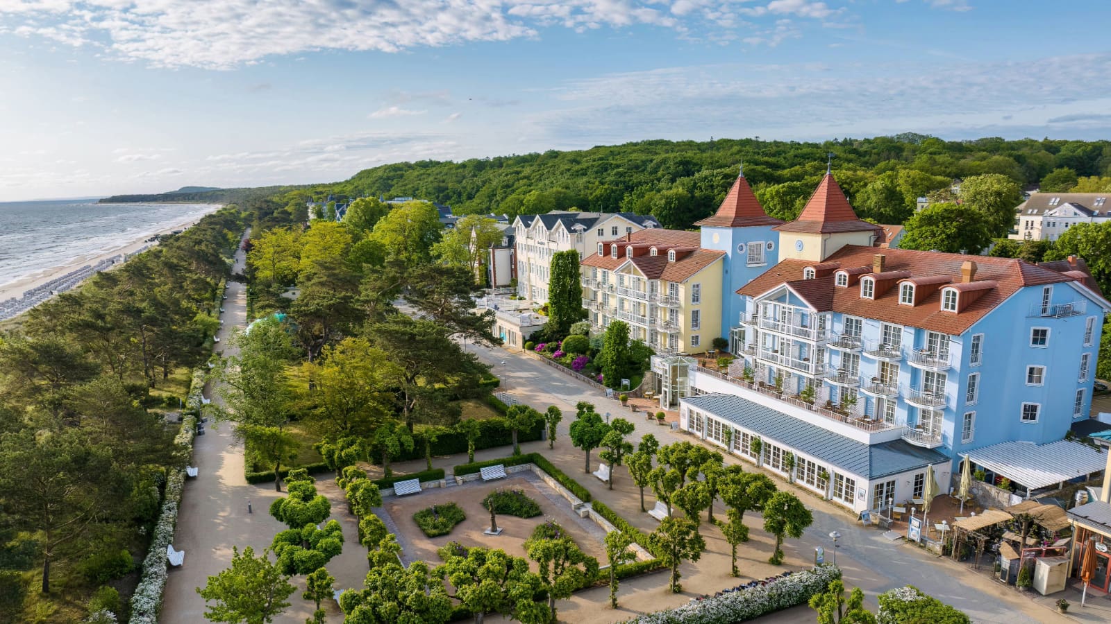 Luftaufnahme der Strandpromenade in Zinnowitz mit Meerblick und Bäderarchitektur – entspanntes Flanieren und Urlaub an der Ostsee