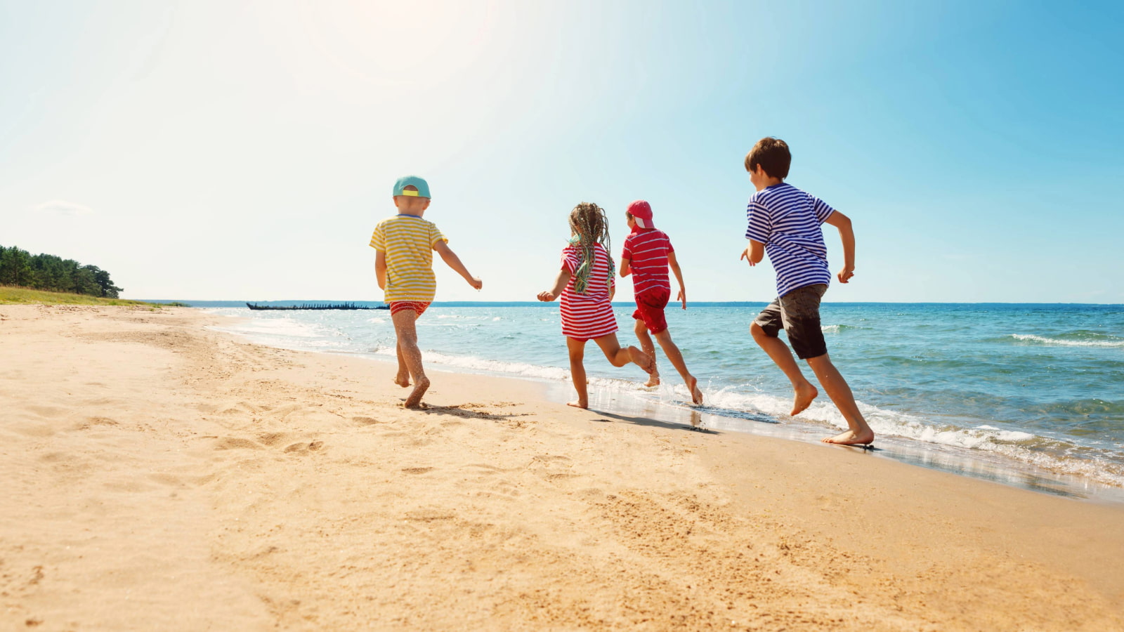 Kinder spielen am Strand von Zinnowitz sicher mit dem Kindersucharmband – hier findet ihr alle Infos für einen sicheren Familienurlaub!
