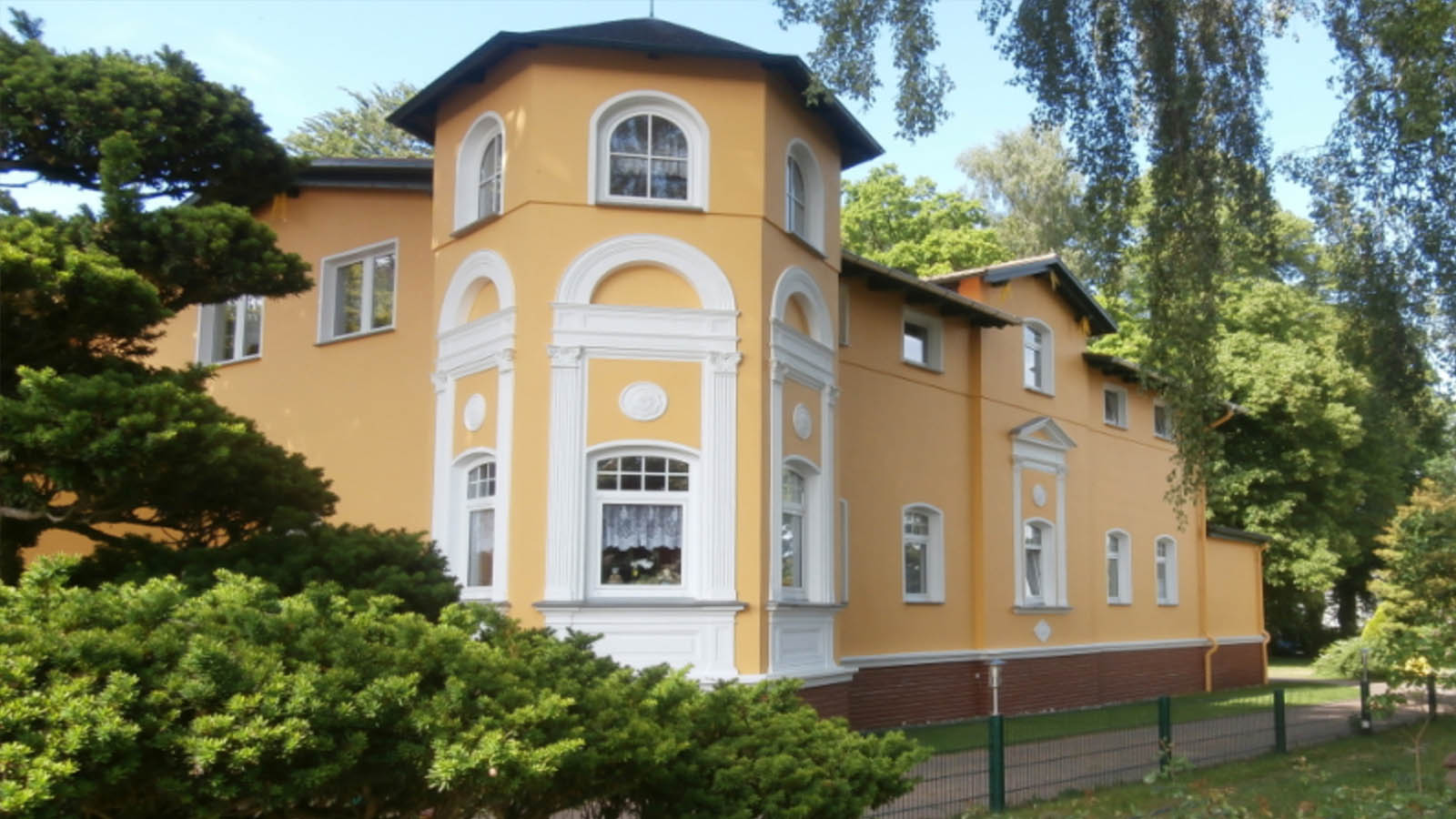 Haus Adlershorst in Zinnowitz mit typischer Strandbad-Atmosphäre – ideal für euren Ostseeurlaub