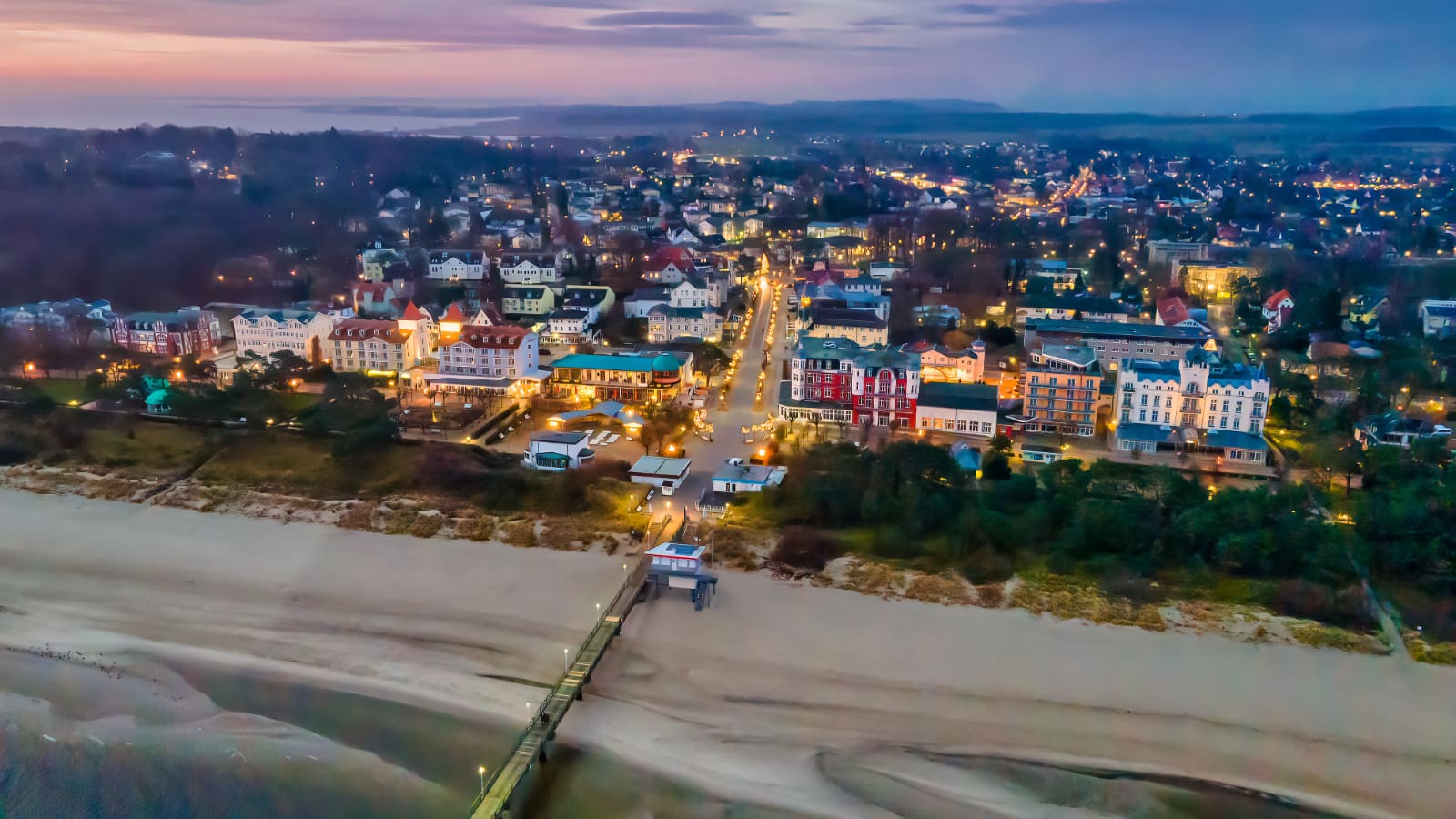 Strandpromenade von oben: Klassisch & Lebendig / Zinnowitz Blick auf die Strandpromenade und Seebrücke Zinnowitz mit regelmäßigen Events: Maritimes Bummeln an der Ostsee