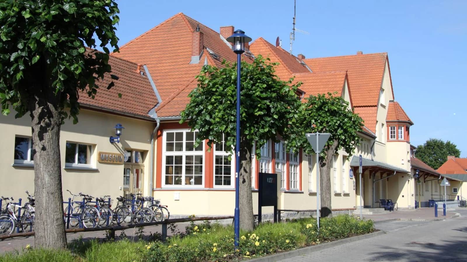 Erlebt die Geschichte der Usedomer Eisenbahn: Von den ersten Dampfloks bis zur heutigen Usedomer Bäderbahn. Spannende Einblicke im Eisenbahnmuseum Zinnowitz.